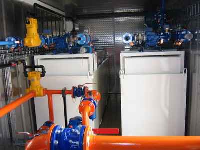 Vue du local technique Mobipack de stockage et de distribution liquide 4 saisons, huile moteur, gasoil et lave-glace -- Cliquez pour voir l'image en entier